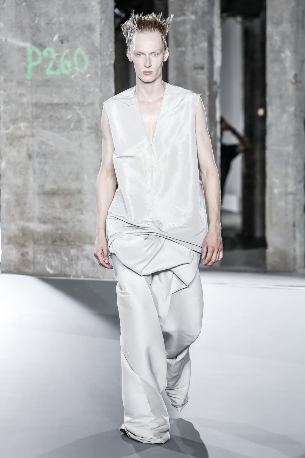 Fashion Week Paris Spring/Summer 2017 look 4 from the Rick Owens collection 男装