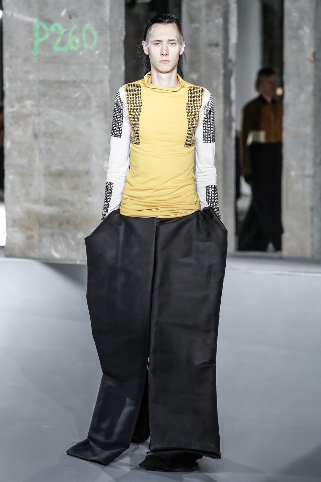 Fashion Week Paris Spring/Summer 2017 look 24 from the Rick Owens collection 男装
