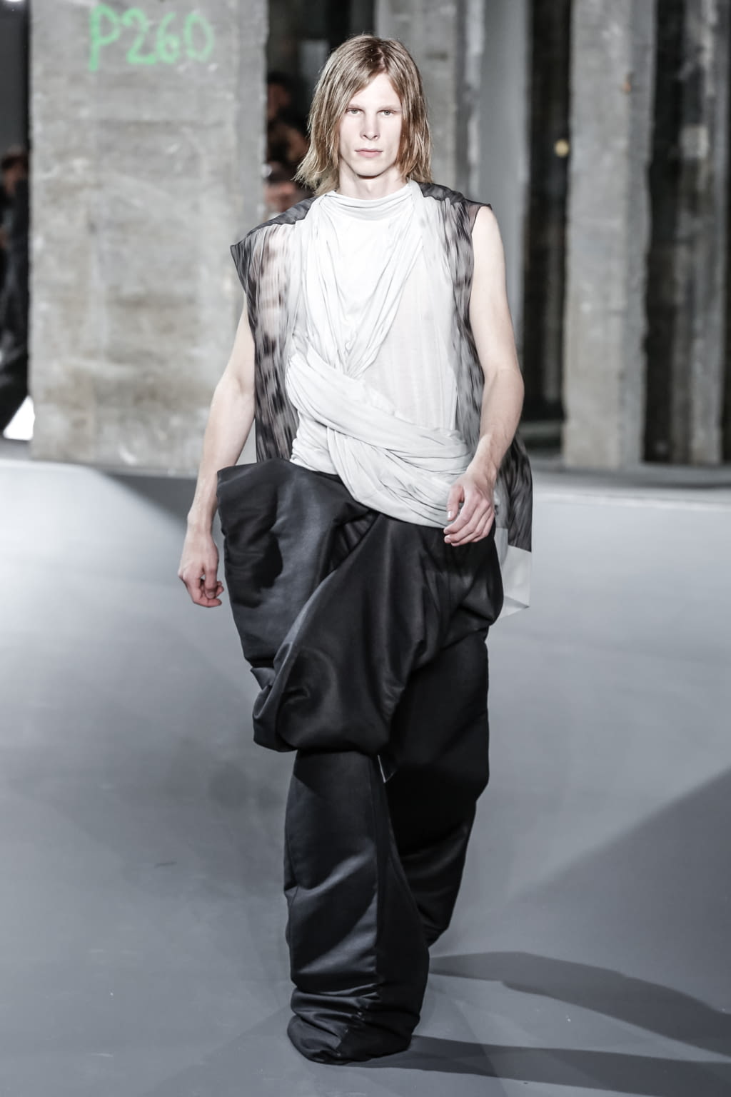 Fashion Week Paris Spring/Summer 2017 look 28 from the Rick Owens collection menswear
