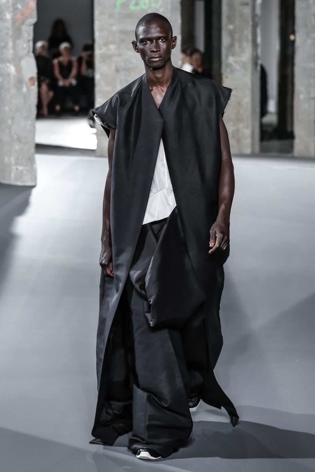 Fashion Week Paris Spring/Summer 2017 look 34 from the Rick Owens collection menswear