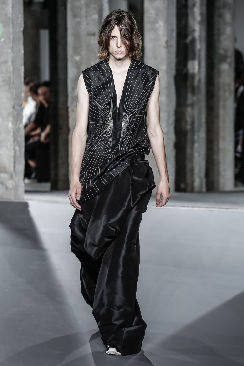 Fashion Week Paris Spring/Summer 2017 look 35 from the Rick Owens collection 男装