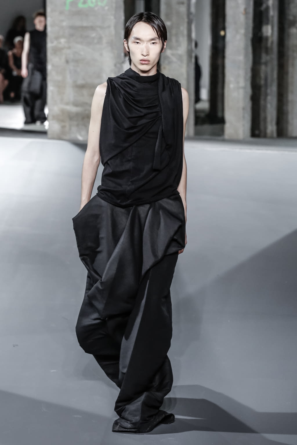 Fashion Week Paris Spring/Summer 2017 look 39 from the Rick Owens collection 男装