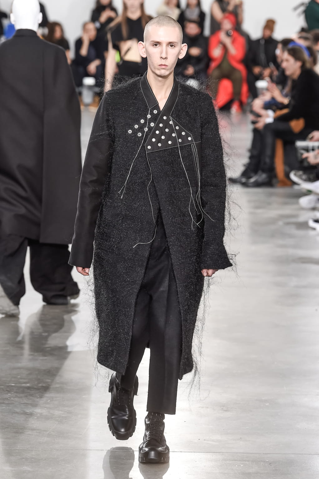 Fashion Week Paris Fall/Winter 2018 look 11 from the Rick Owens collection 男装