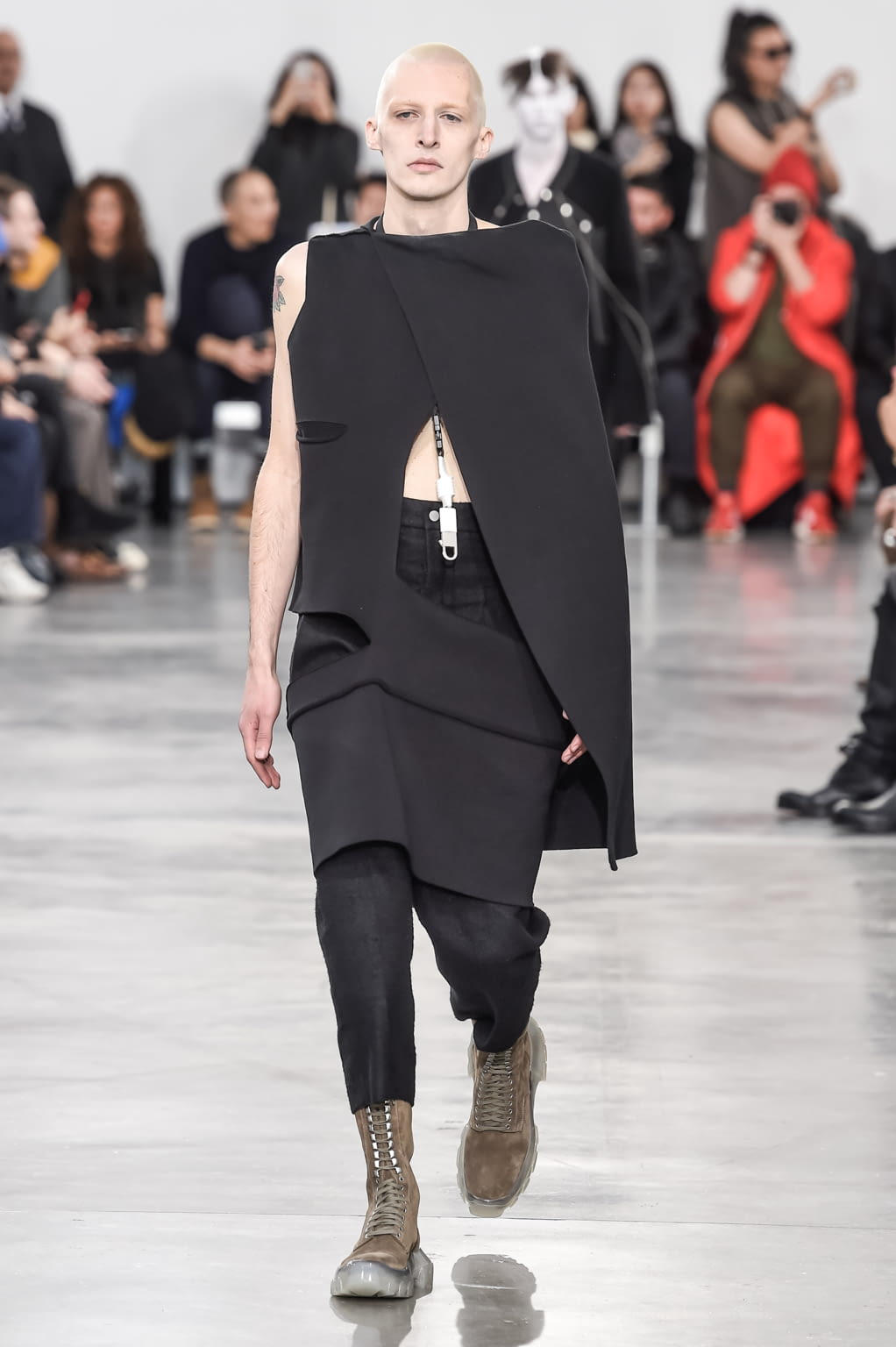 Fashion Week Paris Fall/Winter 2018 look 14 from the Rick Owens collection menswear