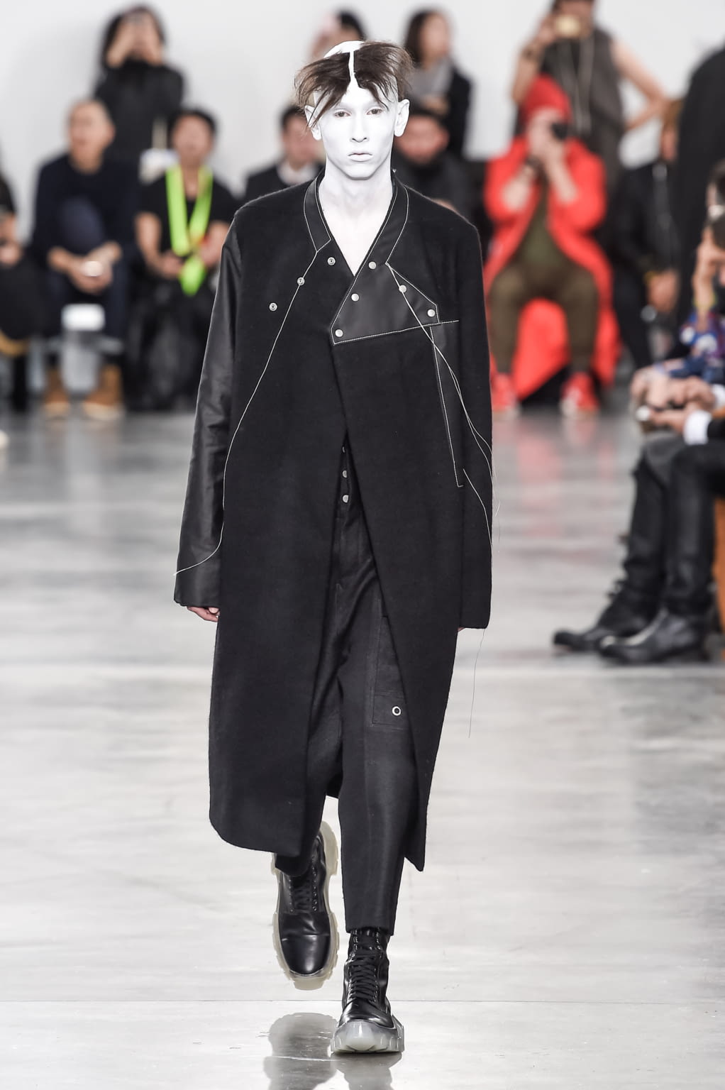 Fashion Week Paris Fall/Winter 2018 look 15 from the Rick Owens collection menswear
