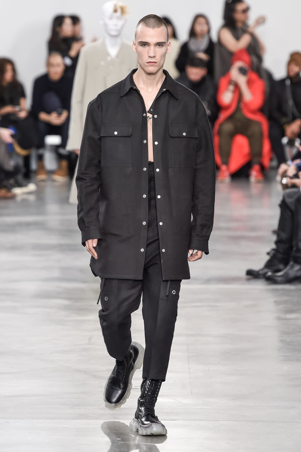 Fashion Week Paris Fall/Winter 2018 look 18 from the Rick Owens collection 男装