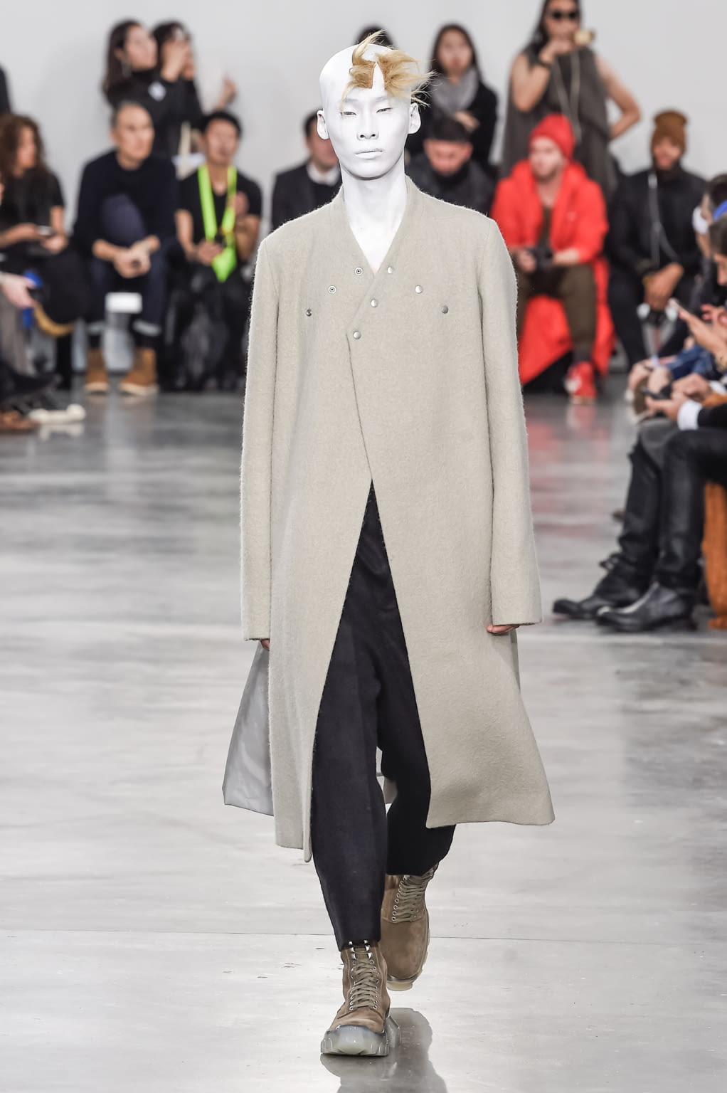 Fashion Week Paris Fall/Winter 2018 look 19 from the Rick Owens collection menswear