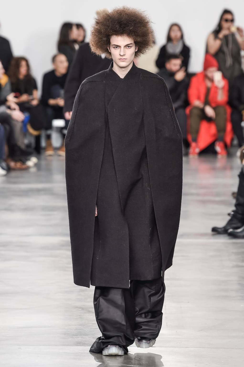 Fashion Week Paris Fall/Winter 2018 look 24 from the Rick Owens collection 男装