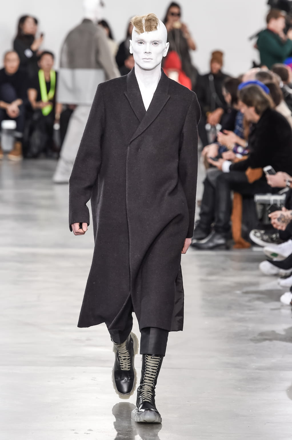 Fashion Week Paris Fall/Winter 2018 look 25 from the Rick Owens collection menswear