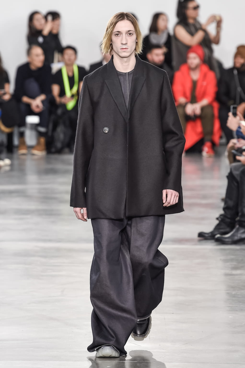Fashion Week Paris Fall/Winter 2018 look 26 from the Rick Owens collection menswear