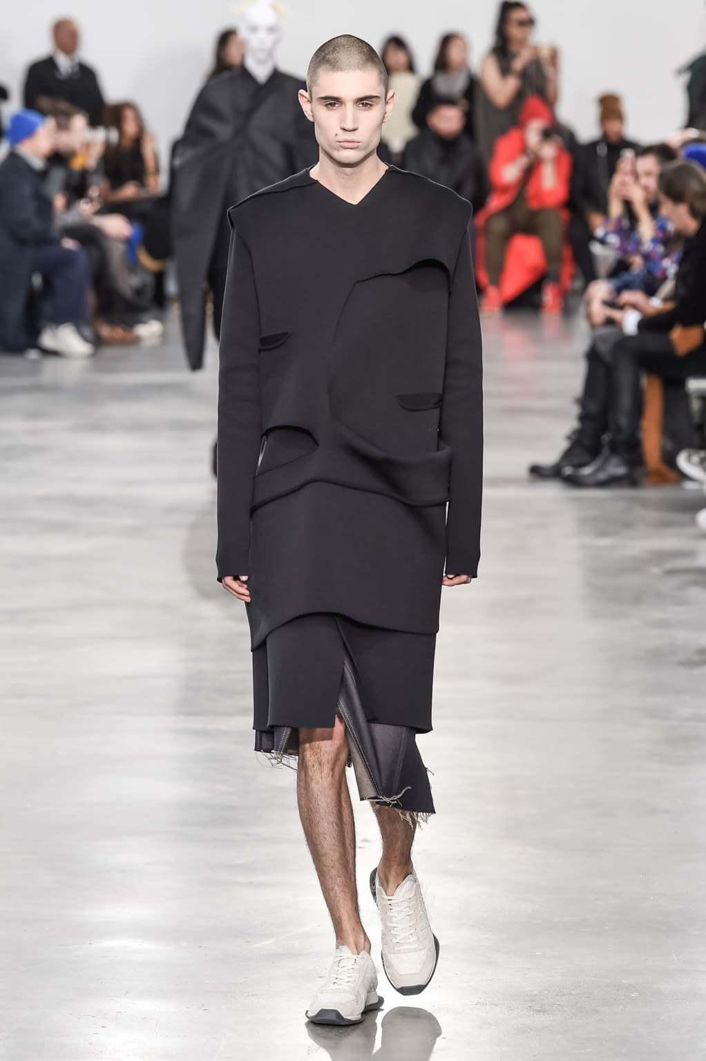 Fashion Week Paris Fall/Winter 2018 look 28 from the Rick Owens collection menswear