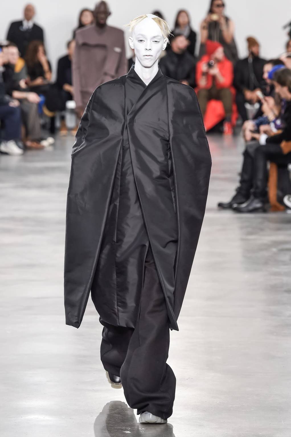 Fashion Week Paris Fall/Winter 2018 look 29 from the Rick Owens collection menswear
