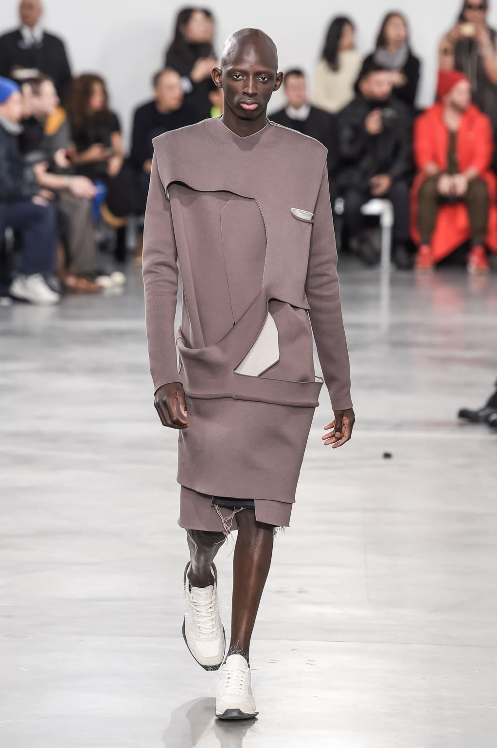Fashion Week Paris Fall/Winter 2018 look 30 from the Rick Owens collection menswear