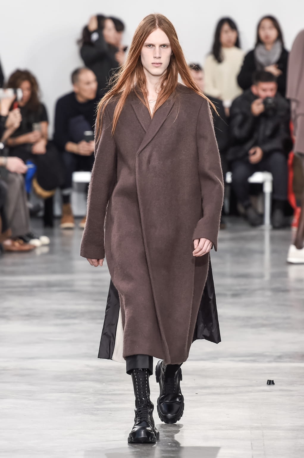 Fashion Week Paris Fall/Winter 2018 look 32 from the Rick Owens collection menswear