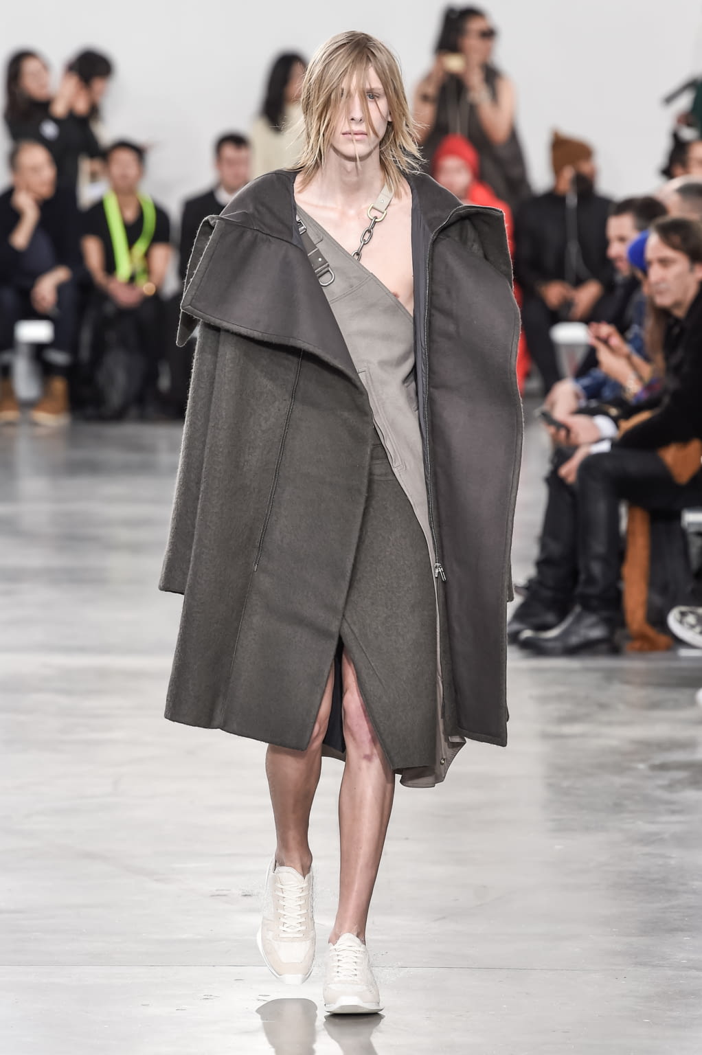 Fashion Week Paris Fall/Winter 2018 look 36 from the Rick Owens collection menswear