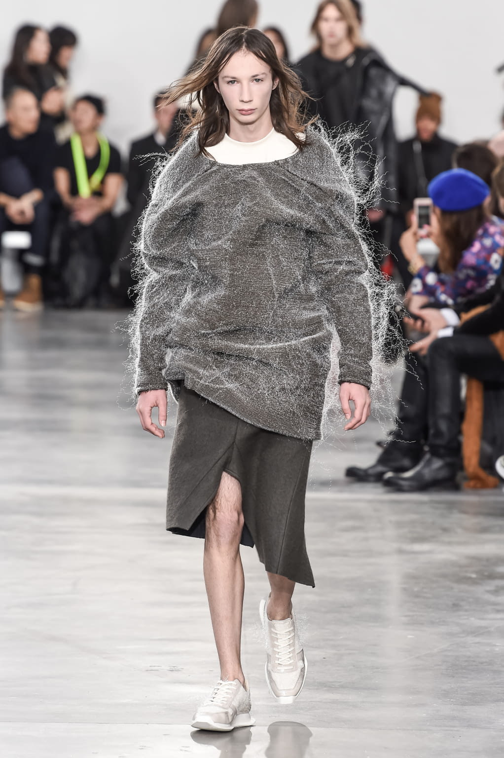 Fashion Week Paris Fall/Winter 2018 look 37 from the Rick Owens collection menswear