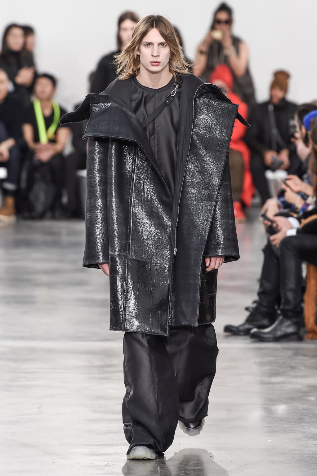 Fashion Week Paris Fall/Winter 2018 look 38 from the Rick Owens collection 男装