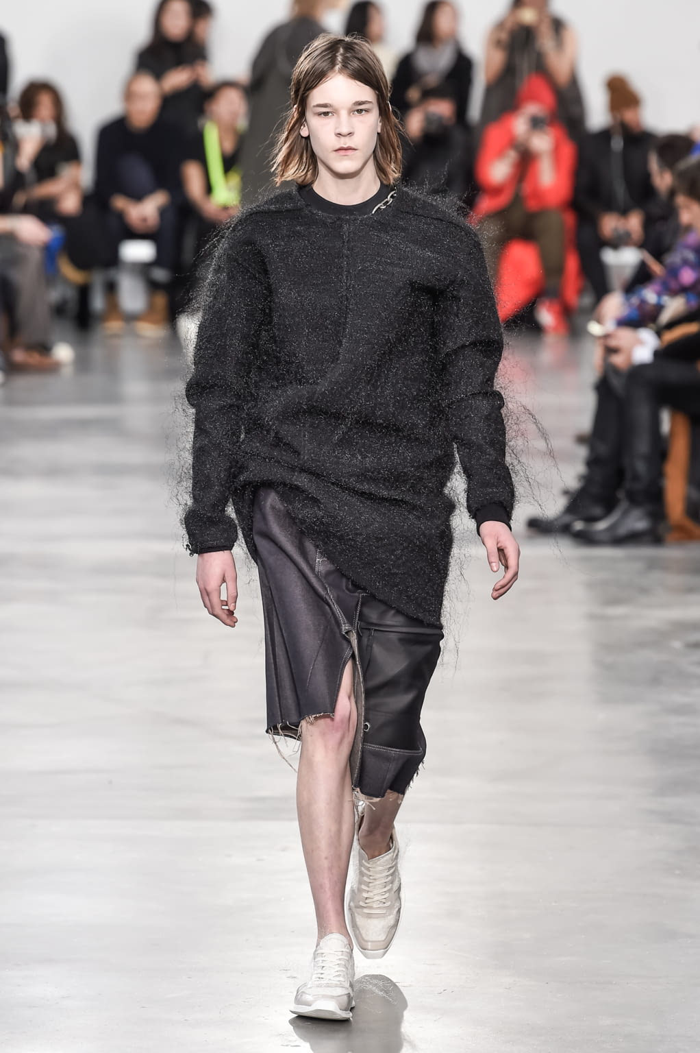 Fashion Week Paris Fall/Winter 2018 look 39 from the Rick Owens collection menswear