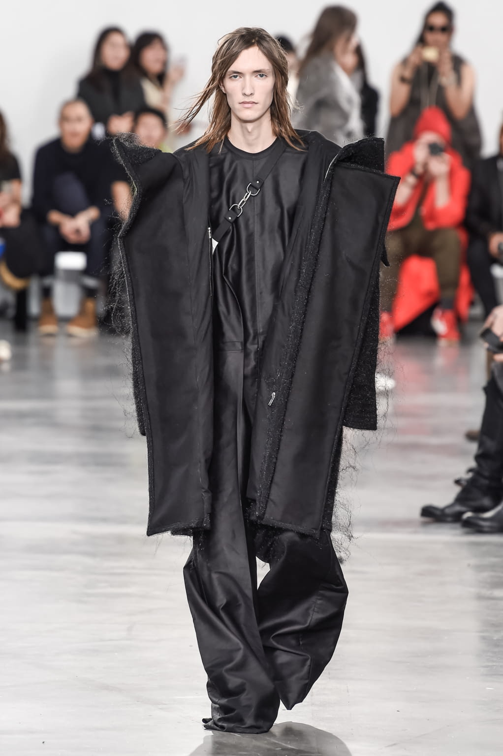 Fashion Week Paris Fall/Winter 2018 look 40 from the Rick Owens collection menswear