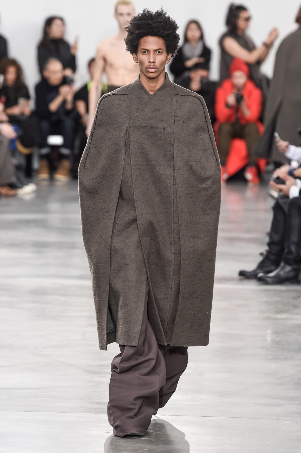 Fashion Week Paris Fall/Winter 2018 look 6 from the Rick Owens collection menswear