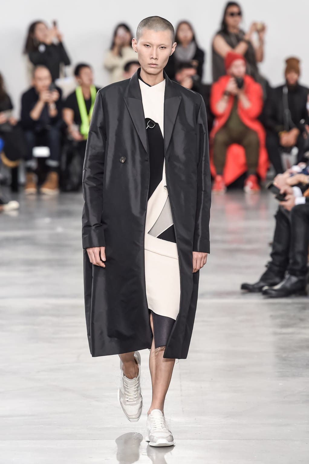 Fashion Week Paris Fall/Winter 2018 look 8 from the Rick Owens collection menswear