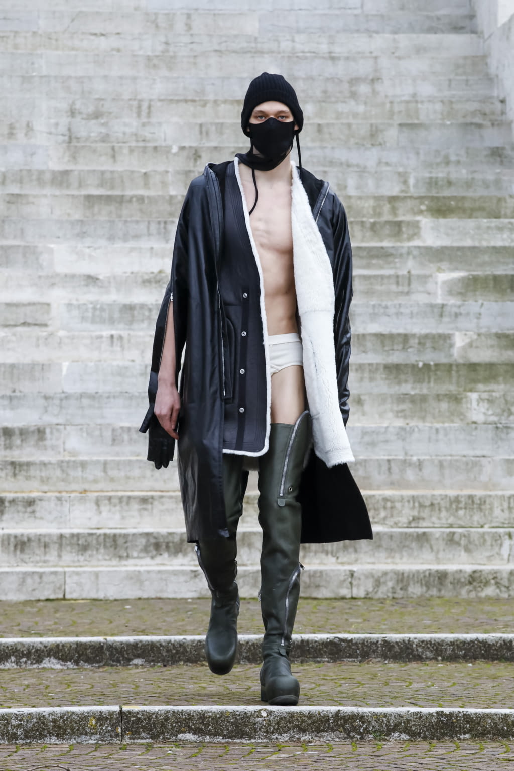 Fashion Week Paris Fall/Winter 2021 look 11 from the Rick Owens collection 男装