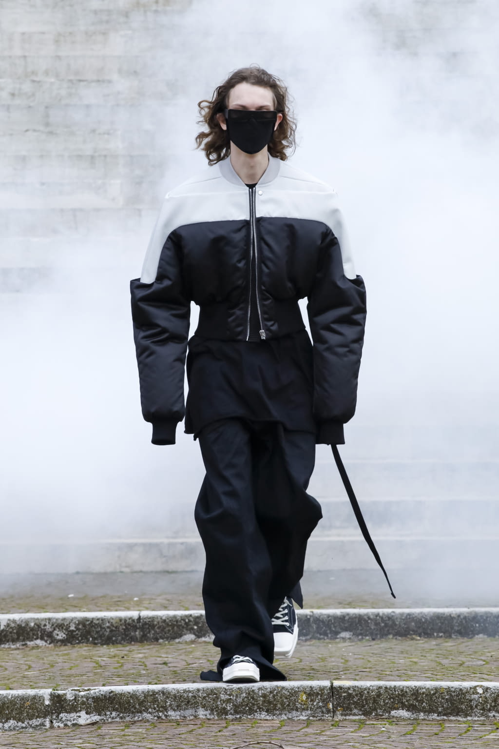 Fashion Week Paris Fall/Winter 2021 look 14 from the Rick Owens collection menswear