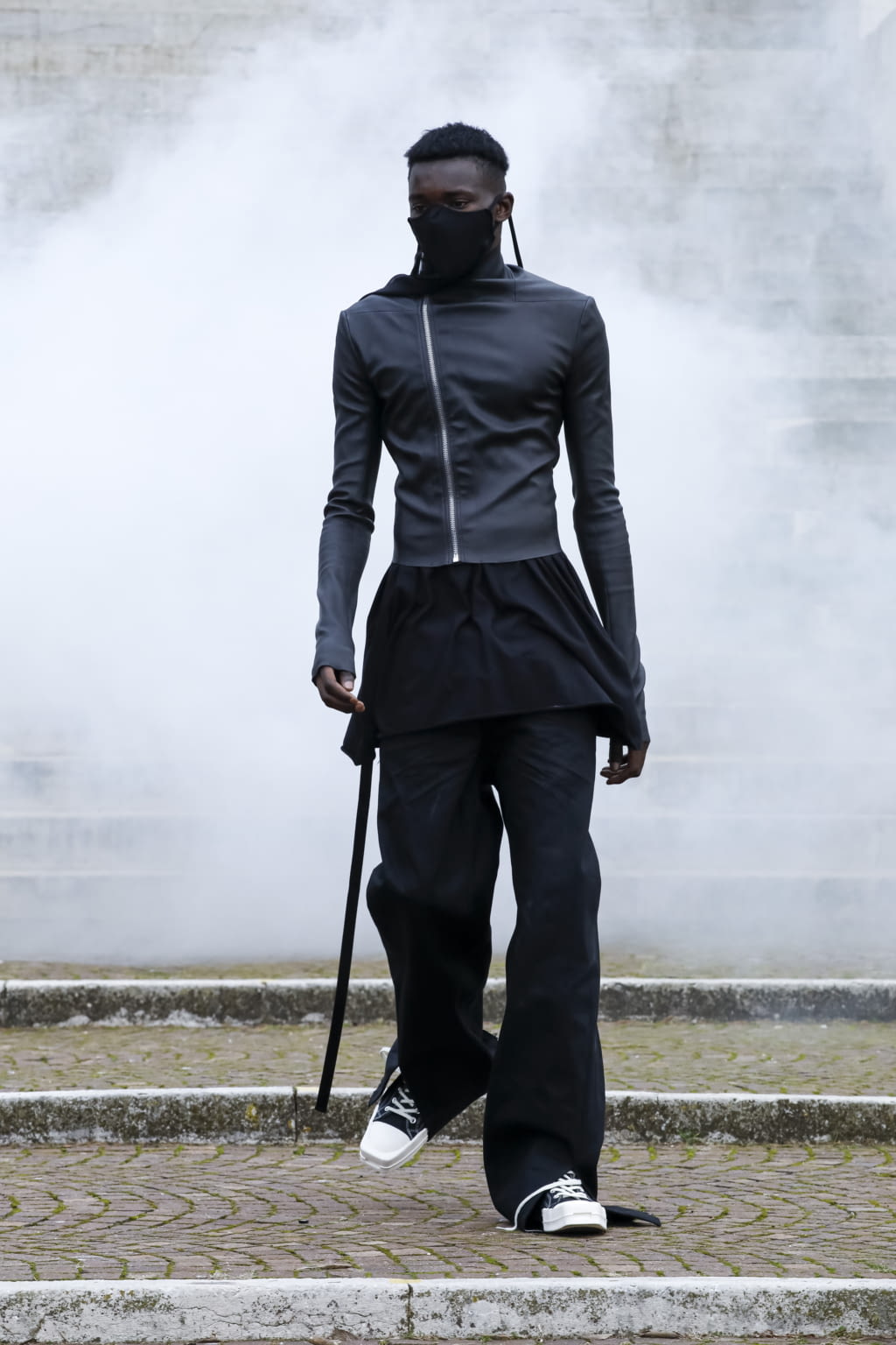 Fashion Week Paris Fall/Winter 2021 look 16 from the Rick Owens collection 男装
