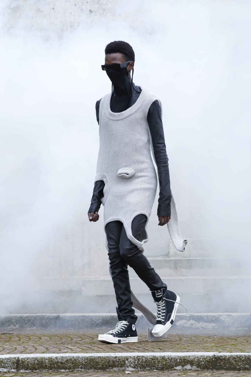 Fashion Week Paris Fall/Winter 2021 look 17 from the Rick Owens collection 男装