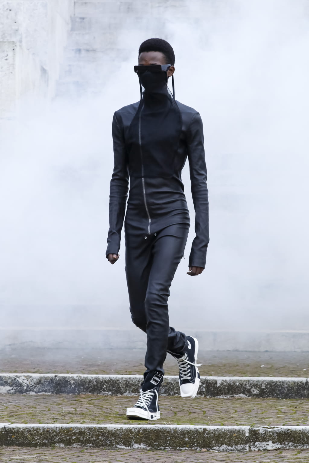Fashion Week Paris Fall/Winter 2021 look 2 from the Rick Owens collection menswear