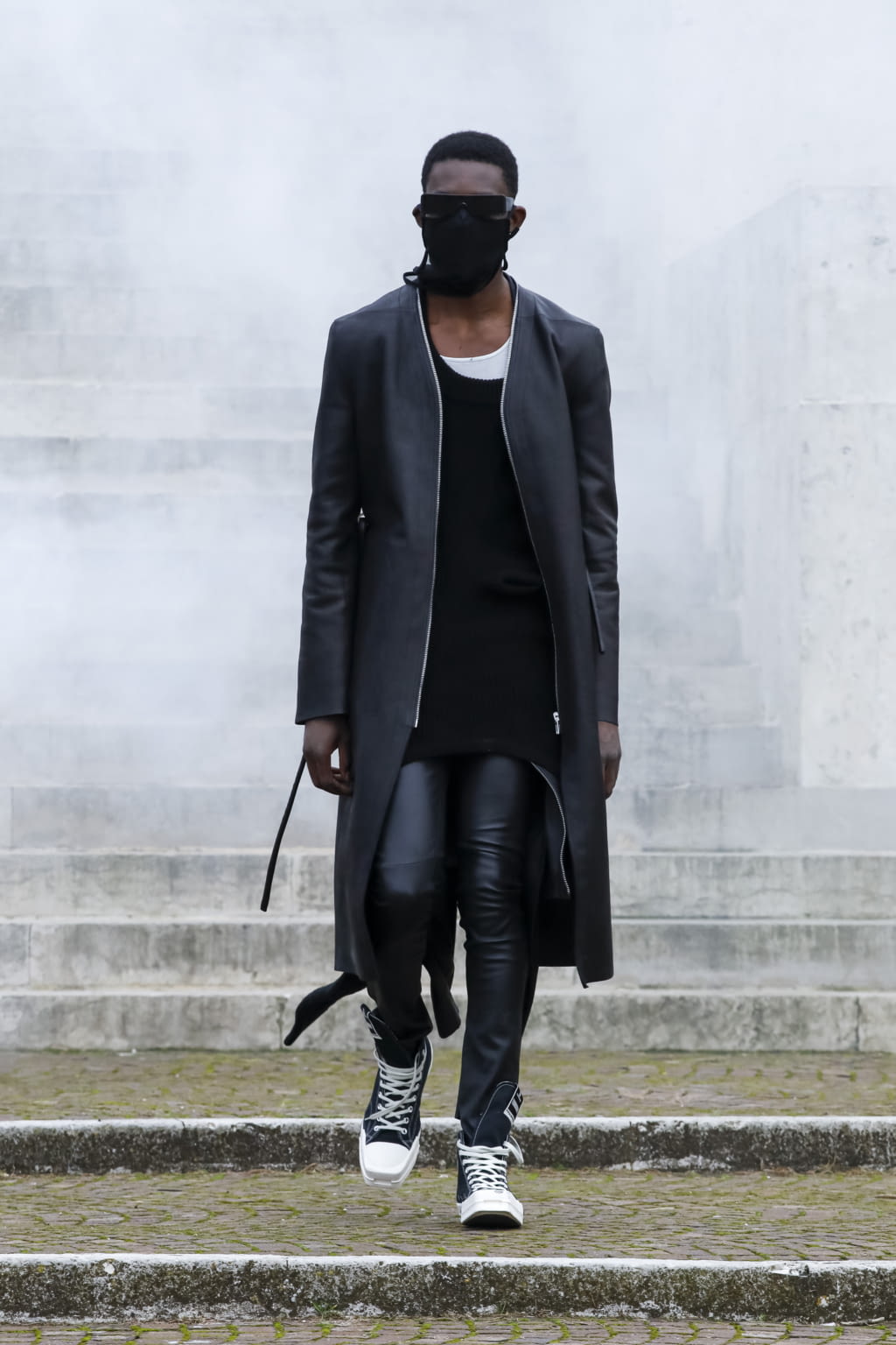 Fashion Week Paris Fall/Winter 2021 look 22 from the Rick Owens collection menswear