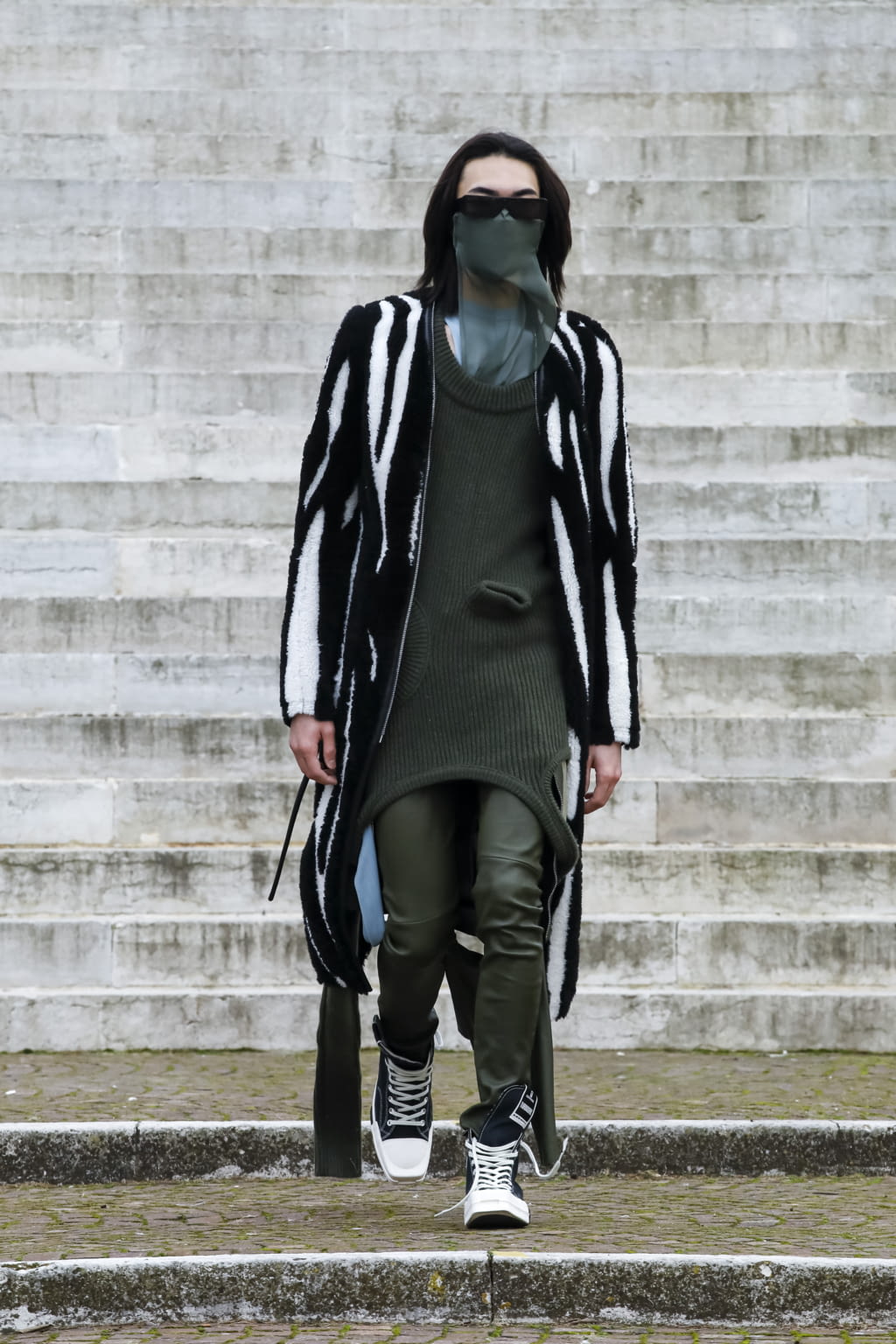 Fashion Week Paris Fall/Winter 2021 look 25 from the Rick Owens collection 男装