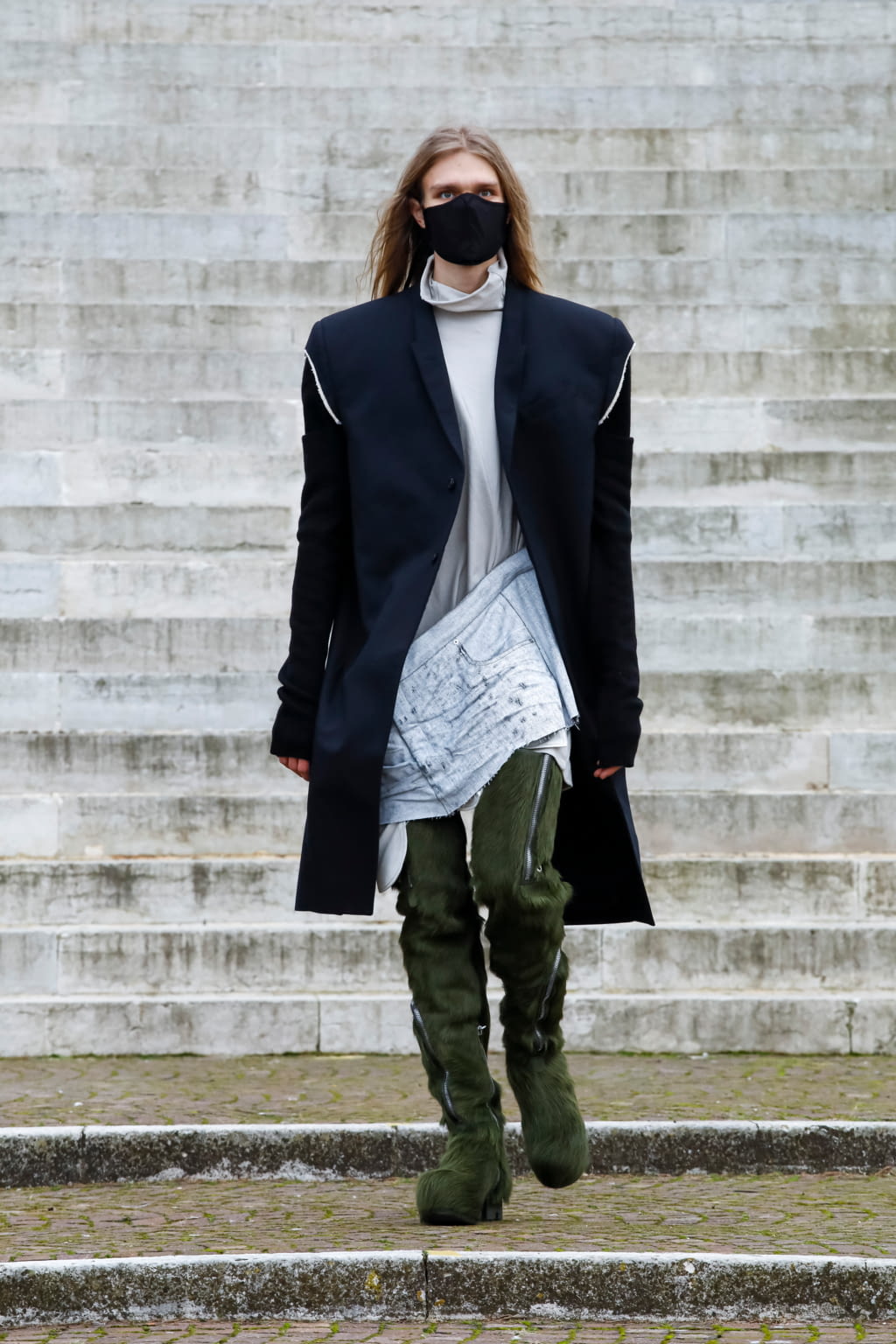 Fashion Week Paris Fall/Winter 2021 look 28 from the Rick Owens collection 男装