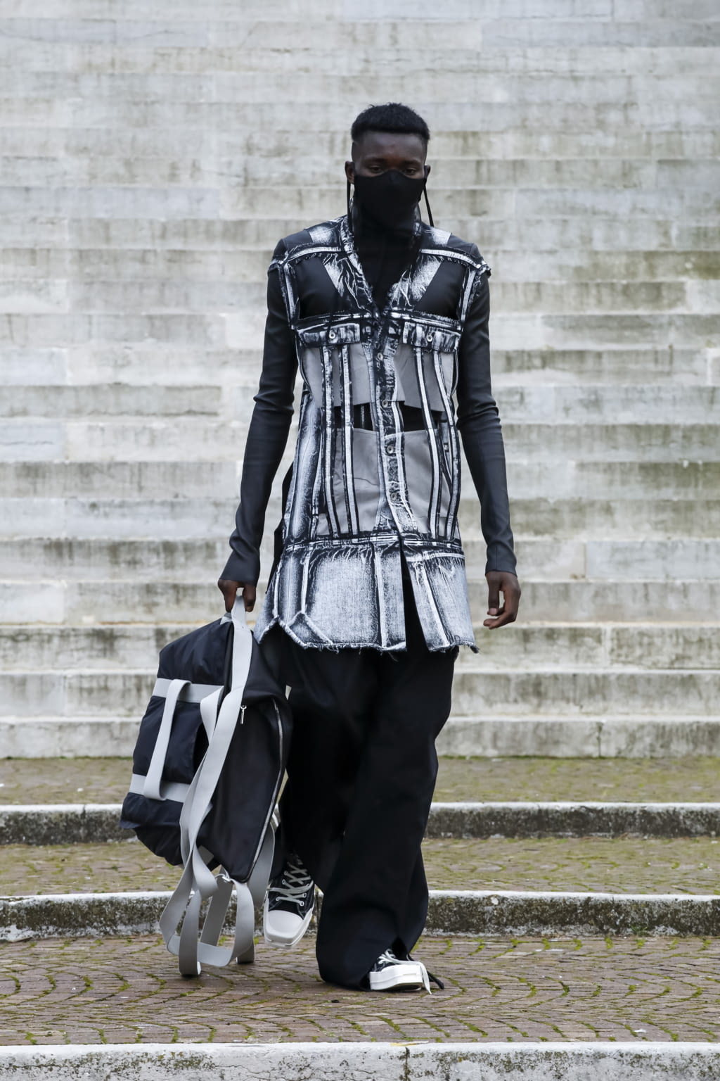 Fashion Week Paris Fall/Winter 2021 look 31 from the Rick Owens collection 男装