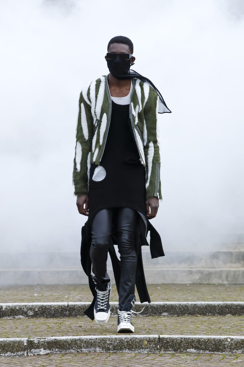 Fashion Week Paris Fall/Winter 2021 look 35 from the Rick Owens collection 男装