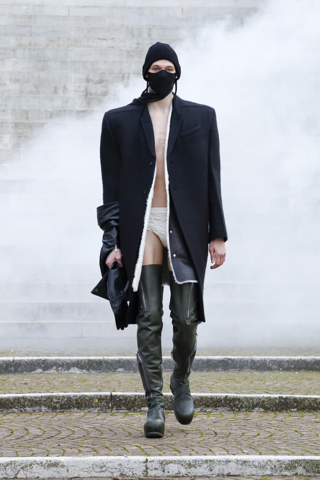 Fashion Week Paris Fall/Winter 2021 look 38 from the Rick Owens collection menswear