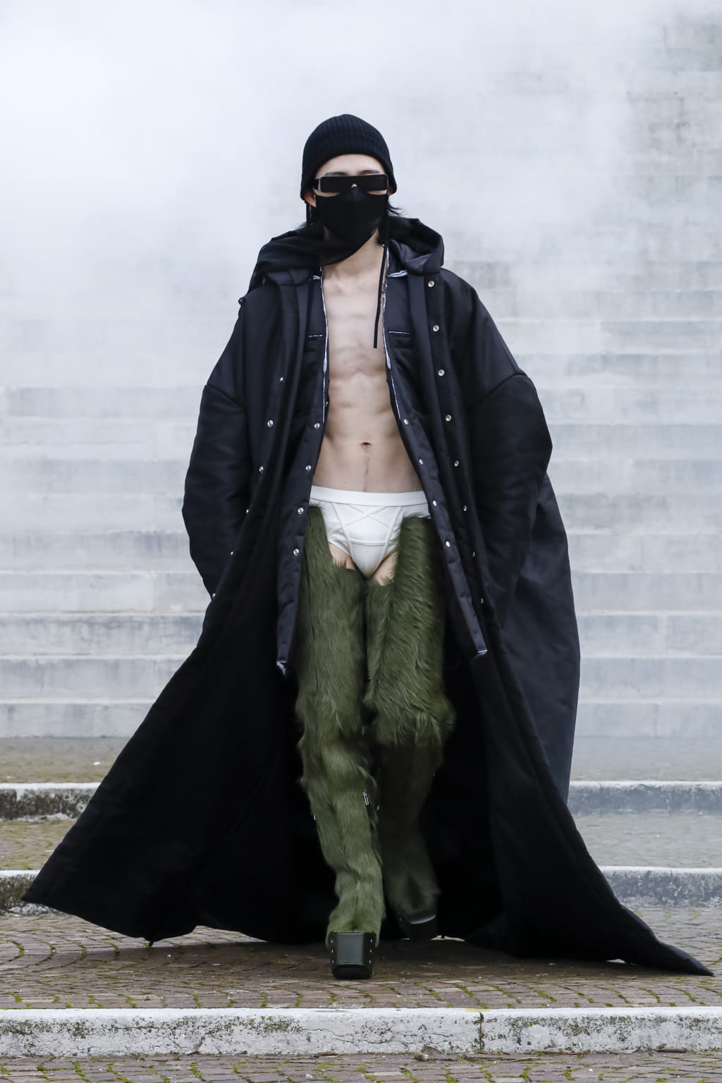 Fashion Week Paris Fall/Winter 2021 look 4 from the Rick Owens collection menswear