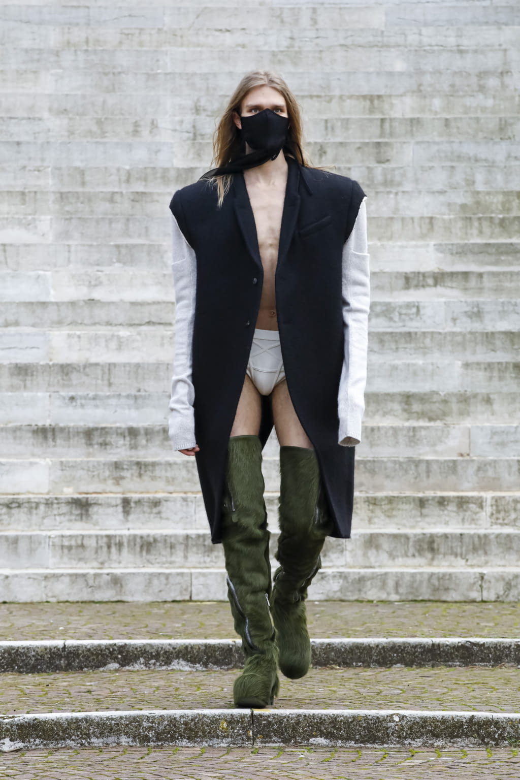 Fashion Week Paris Fall/Winter 2021 look 42 from the Rick Owens collection 男装