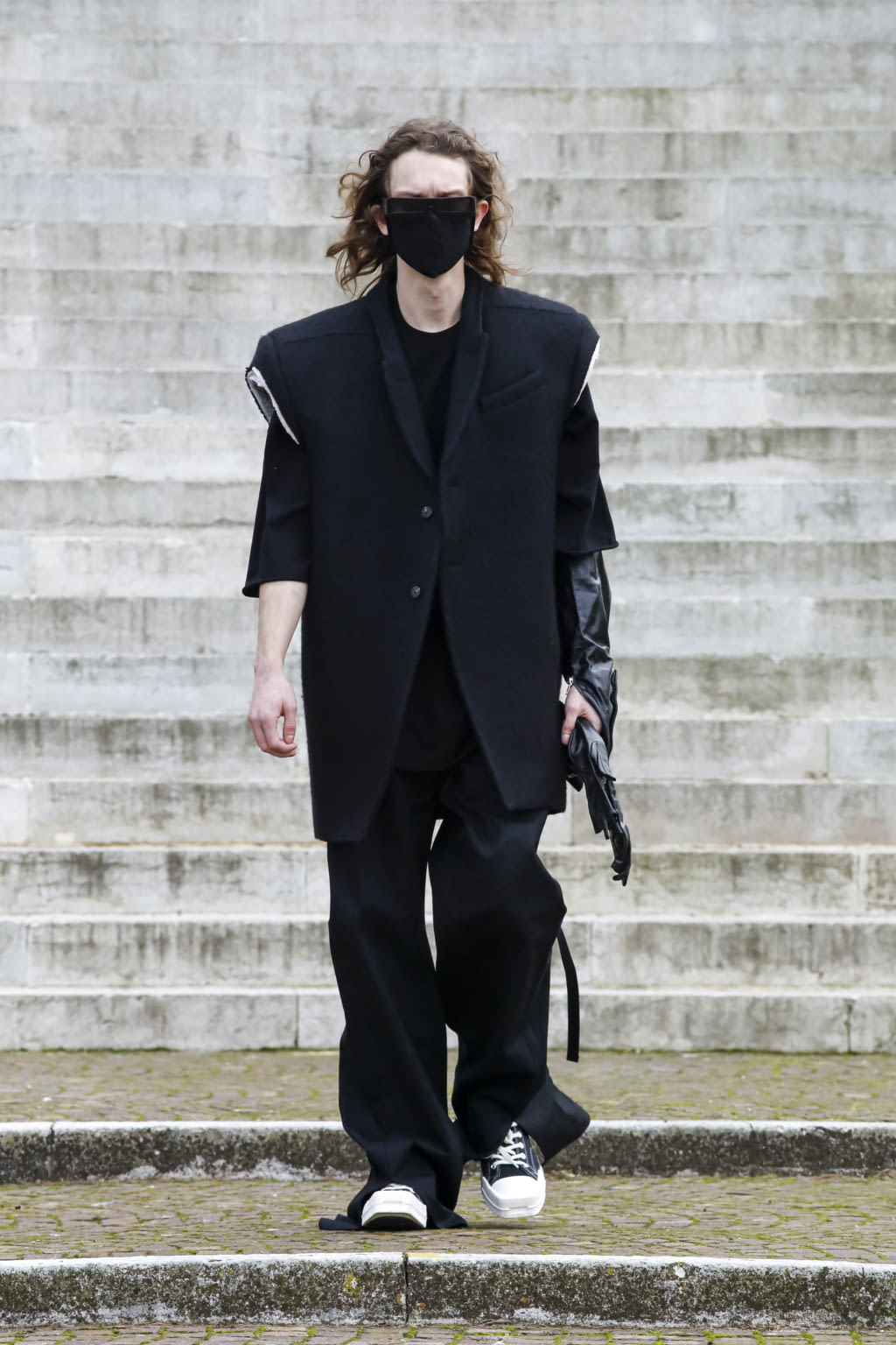 Fashion Week Paris Fall/Winter 2021 look 43 from the Rick Owens collection 男装