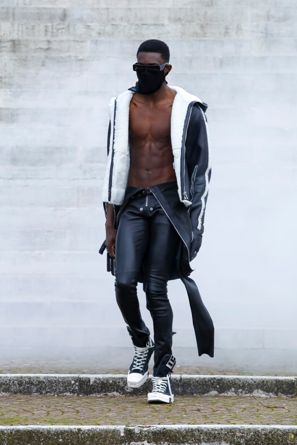 Fashion Week Paris Fall/Winter 2021 look 6 from the Rick Owens collection 男装