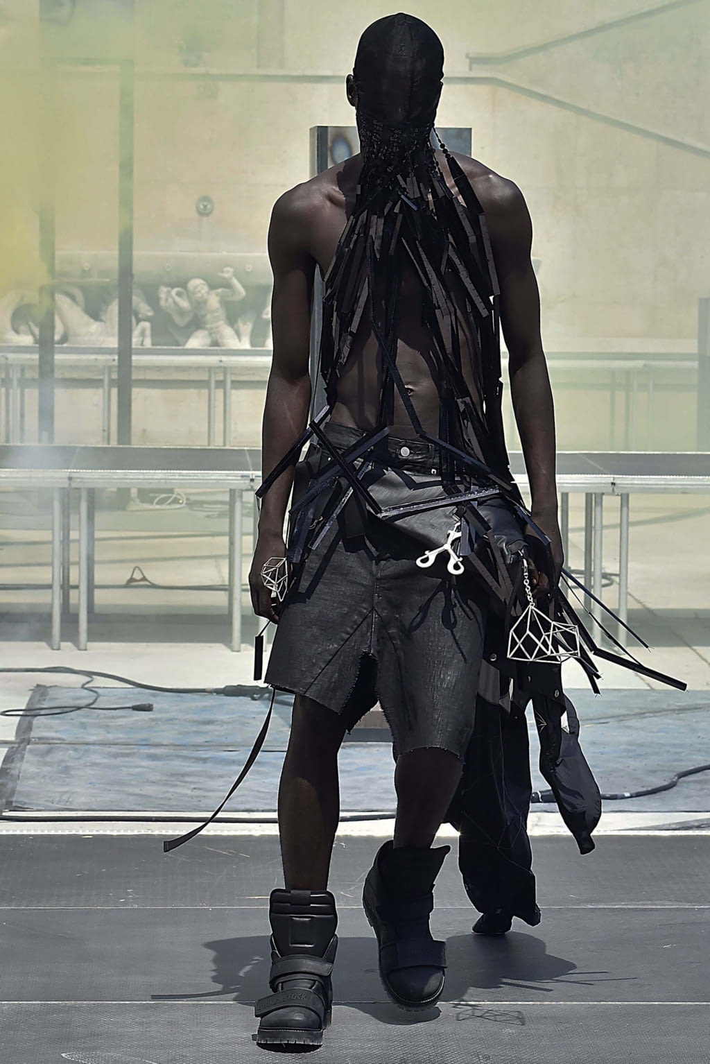 Fashion Week Paris Spring/Summer 2019 look 15 from the Rick Owens collection 男装