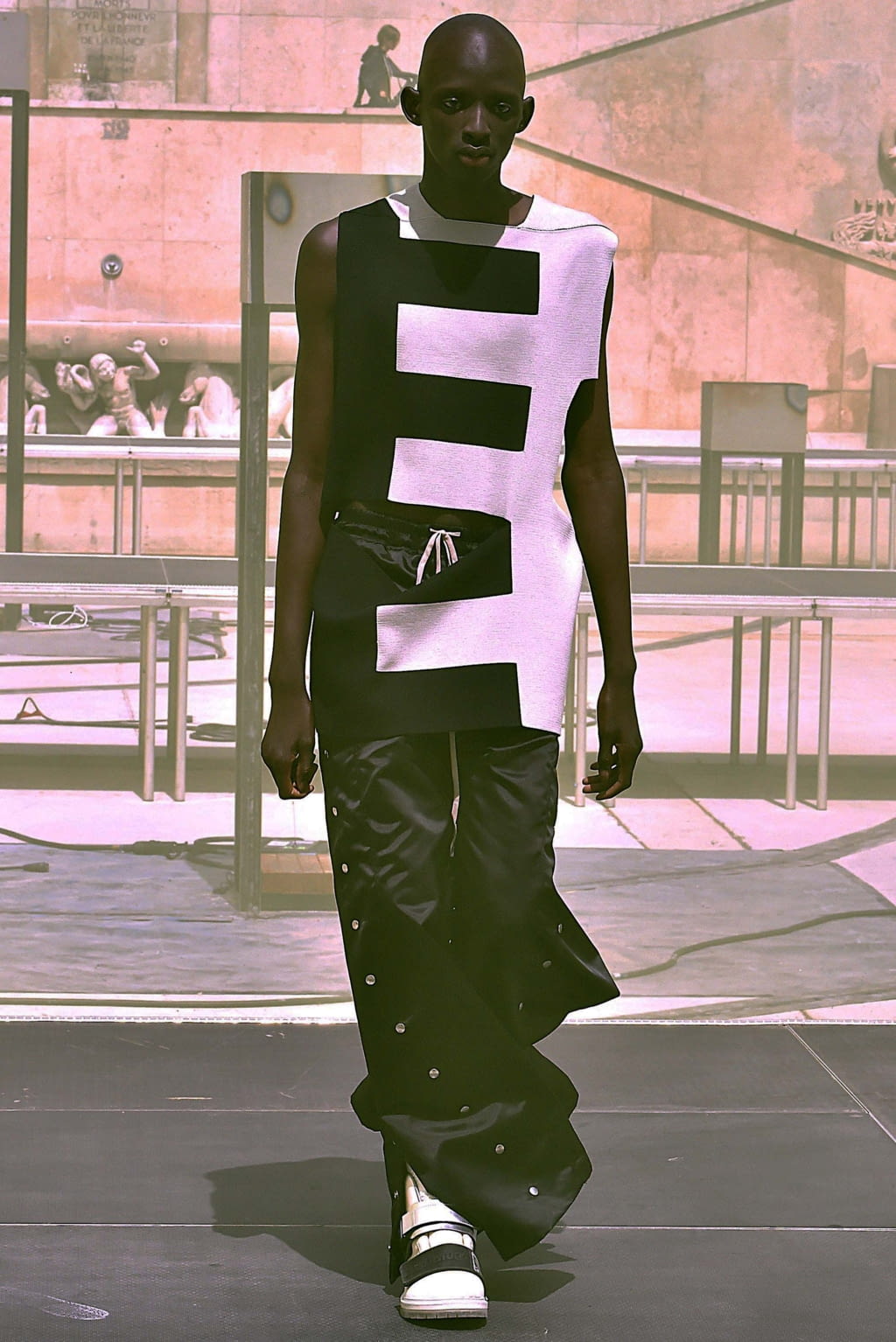 Fashion Week Paris Spring/Summer 2019 look 29 from the Rick Owens collection 男装