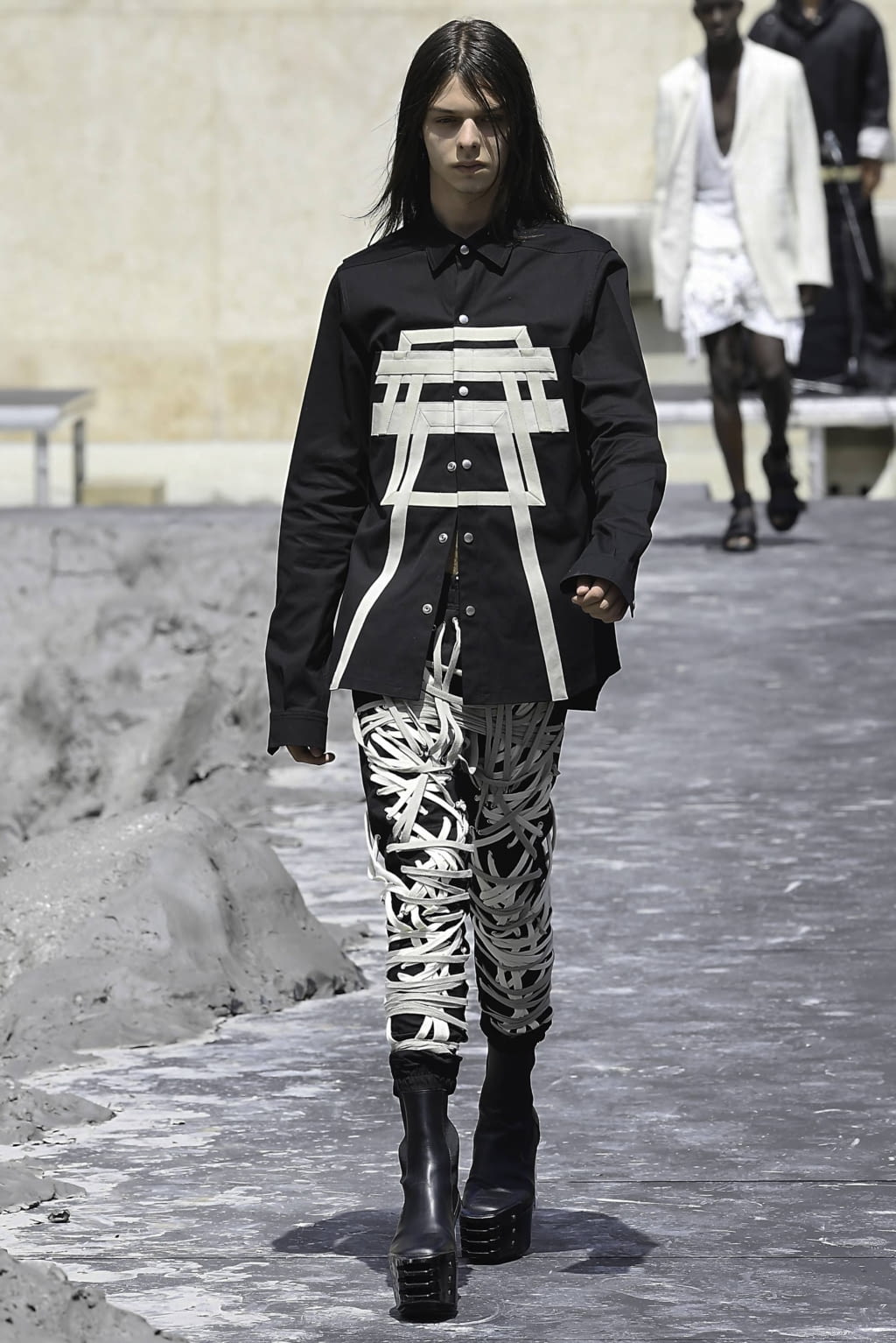 Fashion Week Paris Spring/Summer 2020 look 22 from the Rick Owens collection 男装