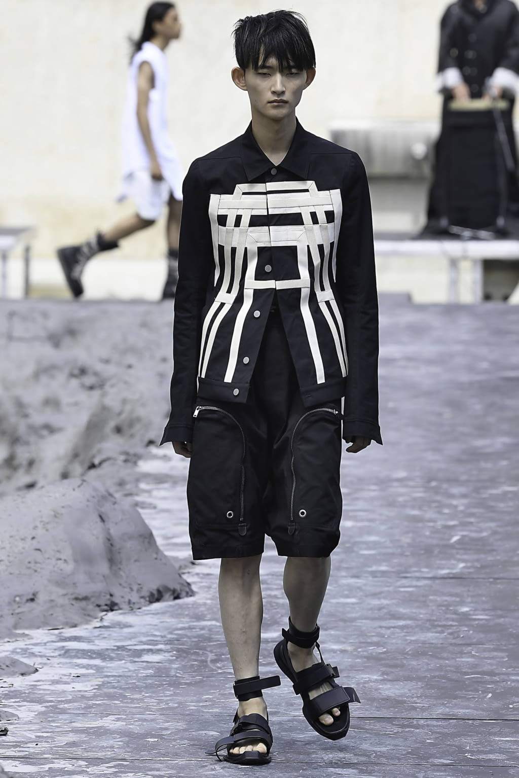 Fashion Week Paris Spring/Summer 2020 look 34 from the Rick Owens collection 男装
