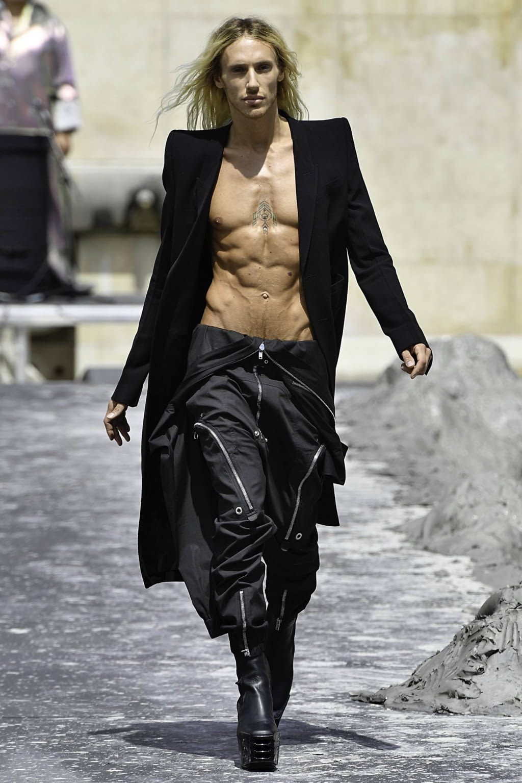 Fashion Week Paris Spring/Summer 2020 look 1 from the Rick Owens collection 男装