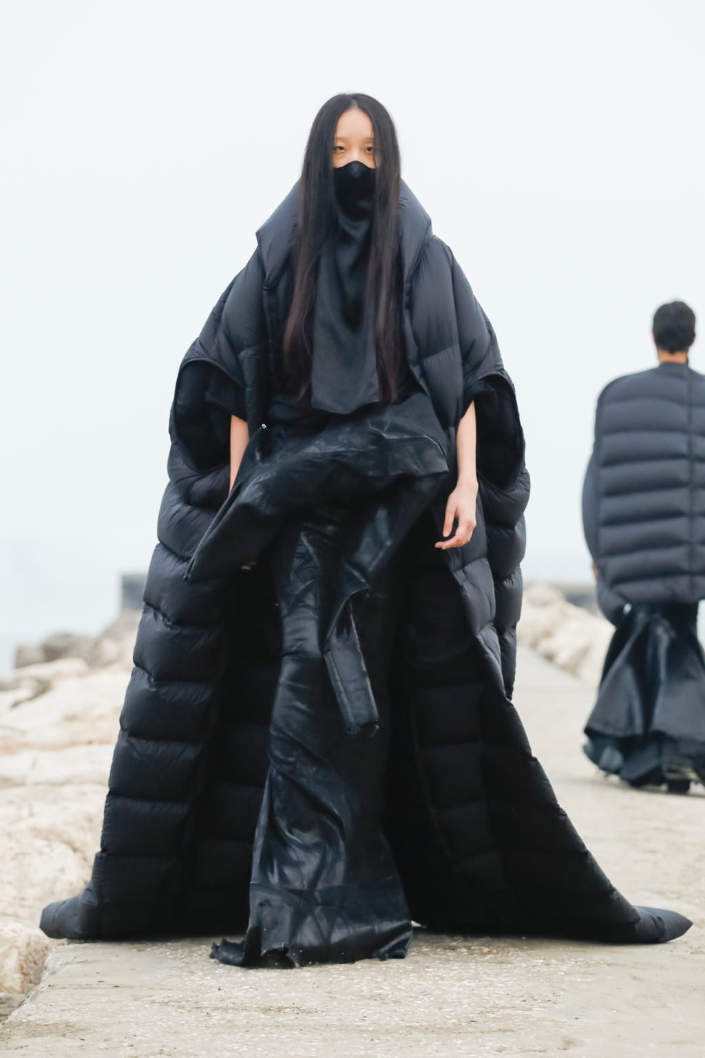 Fashion Week Paris Fall/Winter 2021 look 1 from the Rick Owens collection 女装