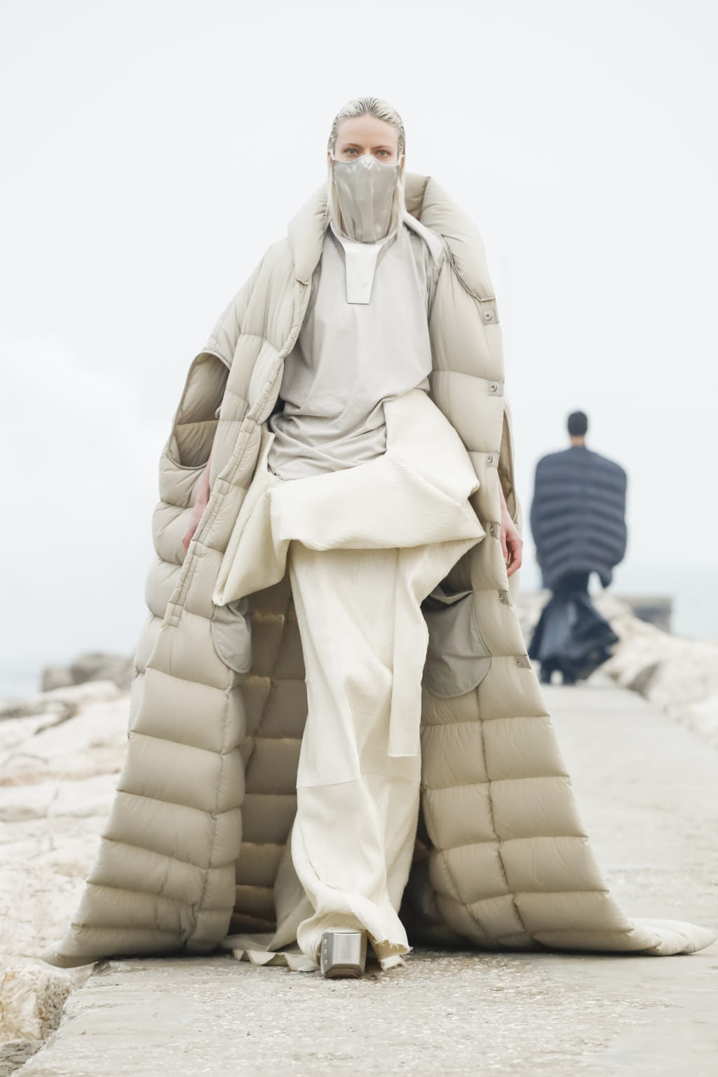 Fashion Week Paris Fall/Winter 2021 look 2 from the Rick Owens collection 女装