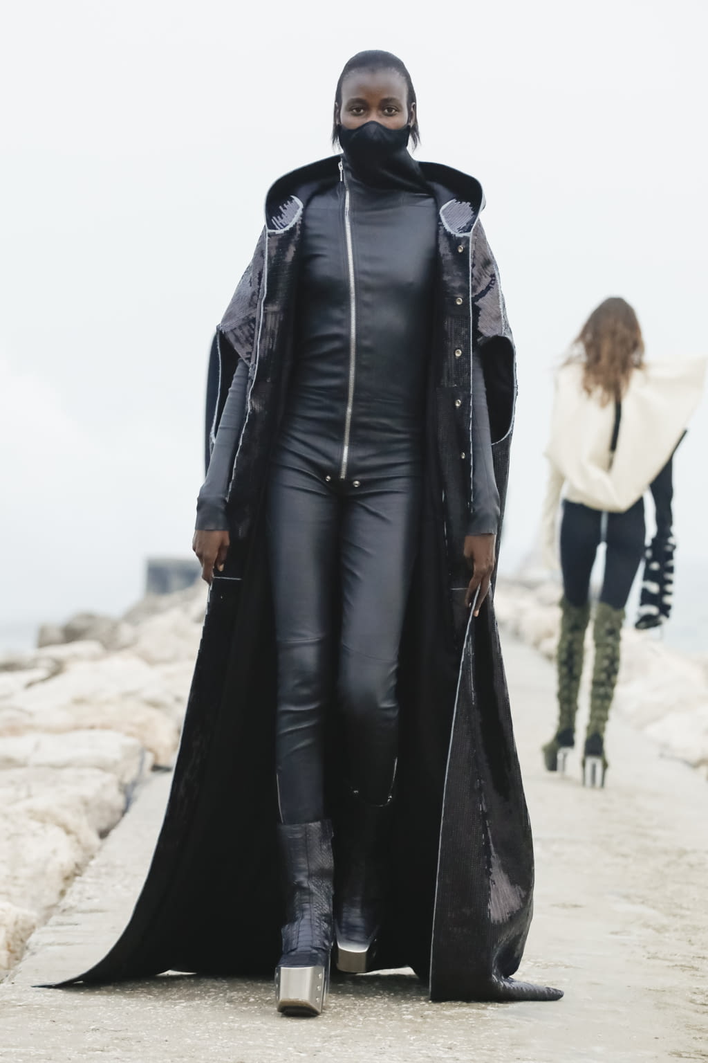 Fashion Week Paris Fall/Winter 2021 look 3 from the Rick Owens collection 女装
