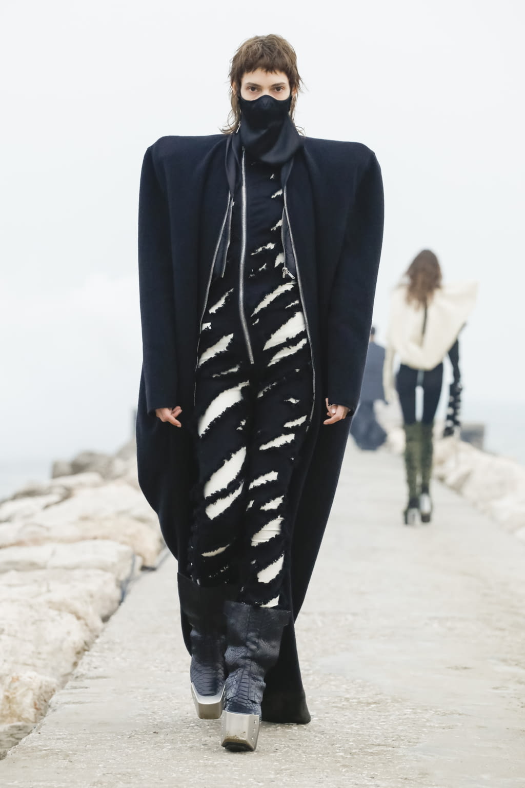 Fashion Week Paris Fall/Winter 2021 look 4 from the Rick Owens collection womenswear