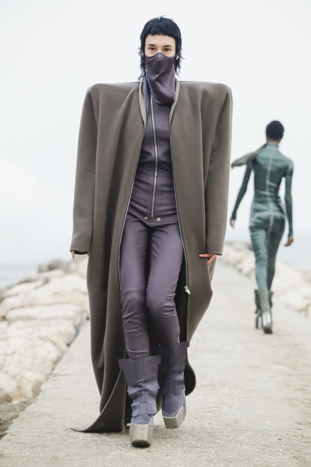 Fashion Week Paris Fall/Winter 2021 look 5 de la collection Rick Owens womenswear